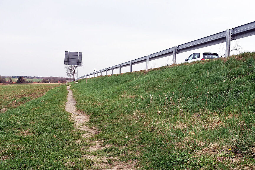 Radweg fehlt! Trampelpfad neben einer Staatsstraße