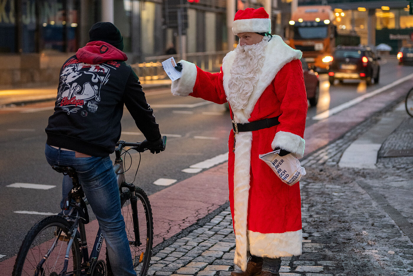 Übergabe von Zimtstern zur Nikolausaktion